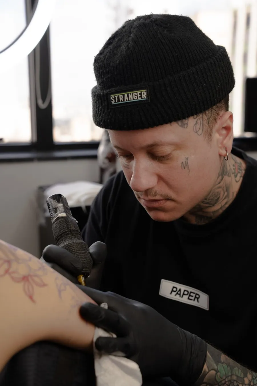 Alan Hartt tatuando